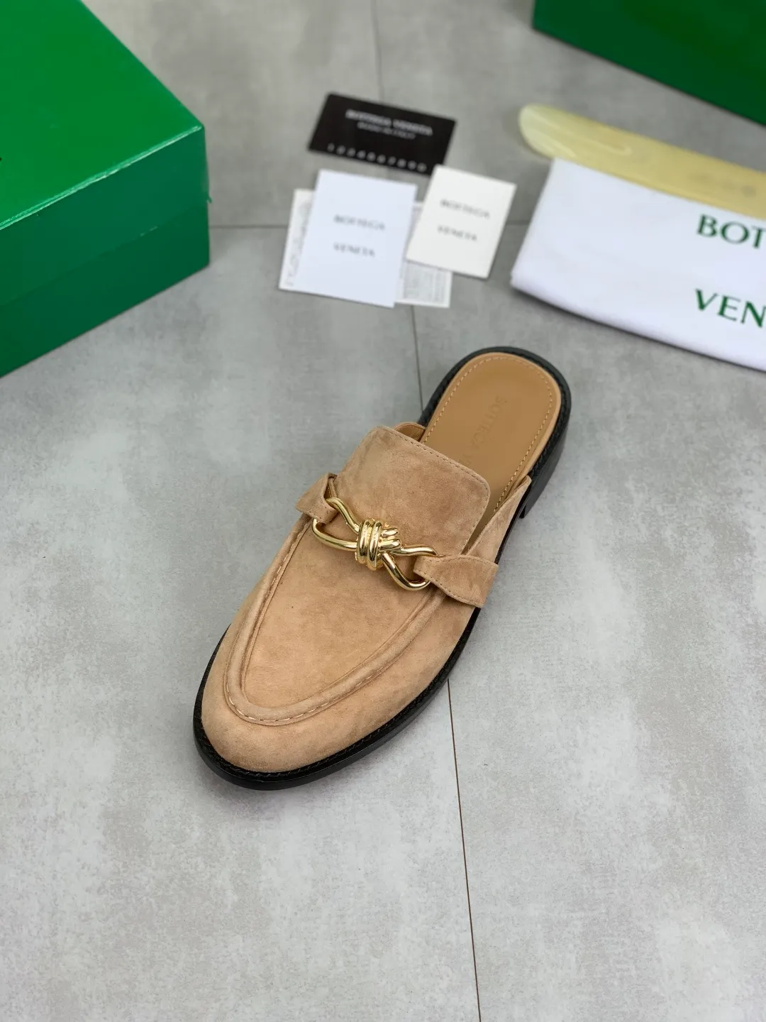 Men's shoes 💰P800 [New model] (genuine leather outsole) water-dyed cow lining 💰High-quality business couple half-slip leather shoes 💎💎💎 BOTTEGA VENETA official website synchronizes the latest top version of BV in the market, accepts material comparison, shoe type comparison, process comparison, practical and textured, versatile and suitable for any occasion, the more you look at it, the more flavorful it becomes. Purely hand-knitted craftsmanship - Upper material, calfskin imported from Italy 🇮🇹 - High-quality water-dyed cowhide lining - Original private model customized leather outsole -Size: Female 35-39 (40 ordered) Male 39-44 (38 45 can be customized) Color: Multiple colors available